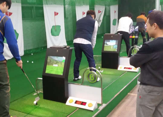 스크린타석 시스템 개발기업 비주얼골프(www.visualgolf.co.kr)가 본격적 골프 시즌을 맞아 스크린타석 골프 활용도에 대한 조사를 벌인 결과, 레슨프로 가운데 86%가 골프 레슨을 할 때 스크린타석을 활용한다고 답변했다고 밝혔다. 비주얼골프 제공